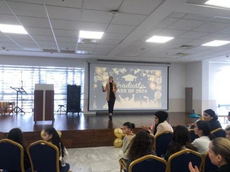 الجماهيري المزرعة يحتفل باختتام السنة لدروة اللغة الإنكليزية 